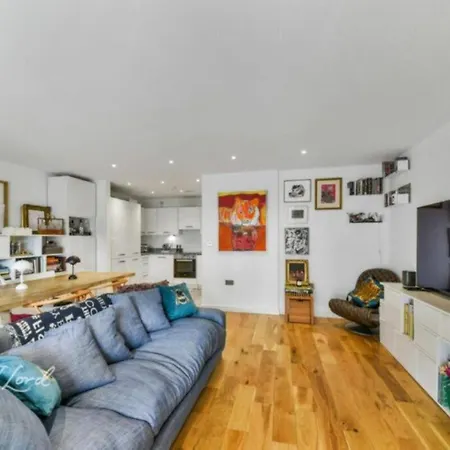 Spacious 2 Bedroom Apartment With Balcony